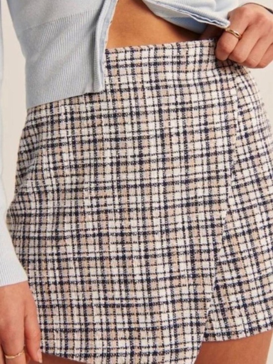 Abercrombie & Fitch Dresses & Skirts - Abercrombie & Fitch Cream and Navy Plaid Tweed Mini Skort